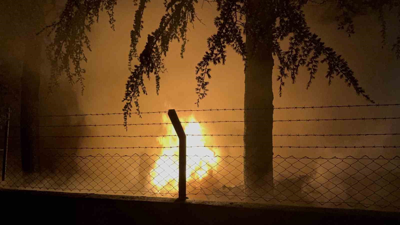 Düzce’de ahşap fabrikasının bahçesinde yangın