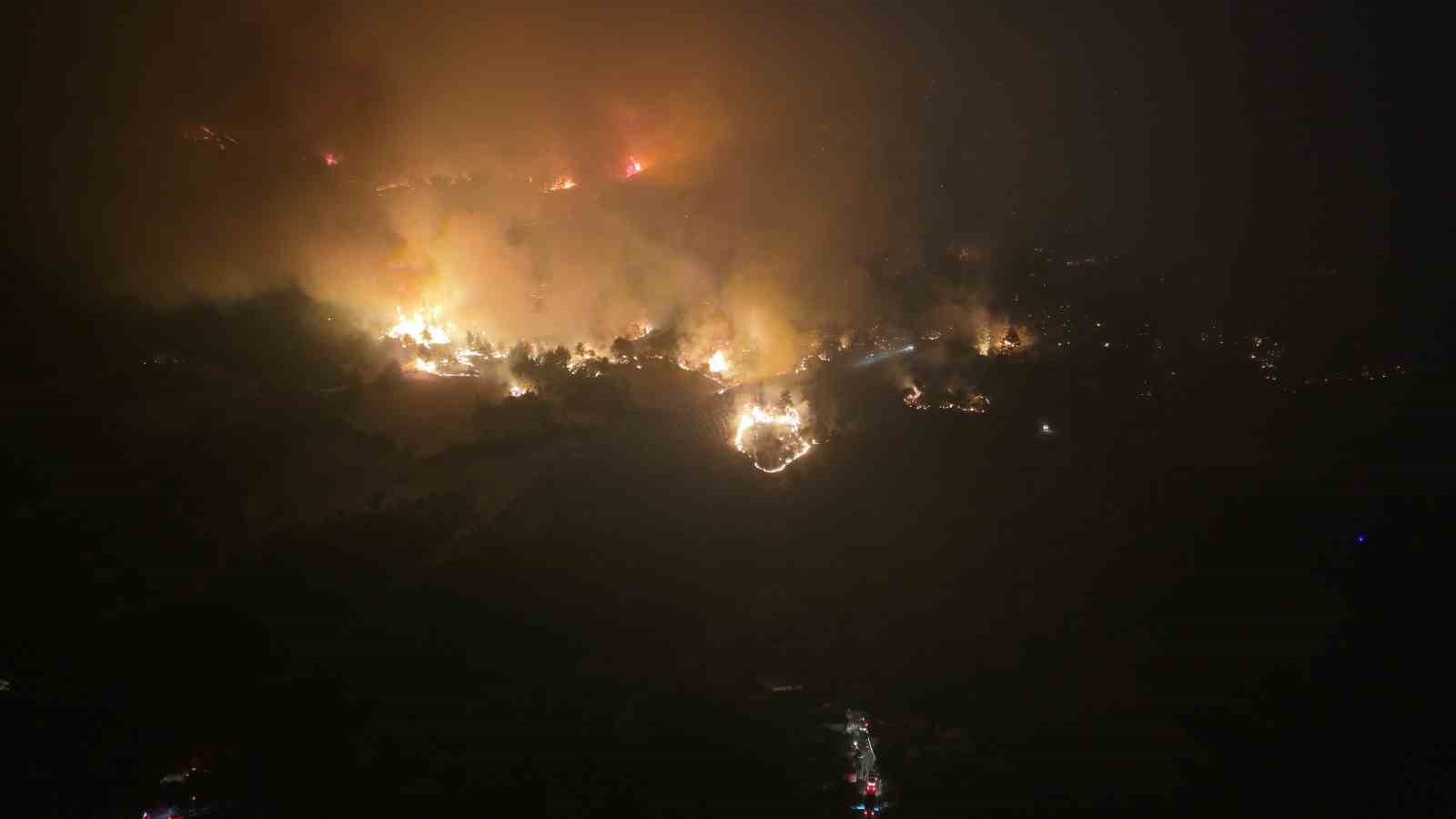 Alevlerin esir aldığı kırsal mahalle havadan g&ouml;r&uuml;nt&uuml;lendi
