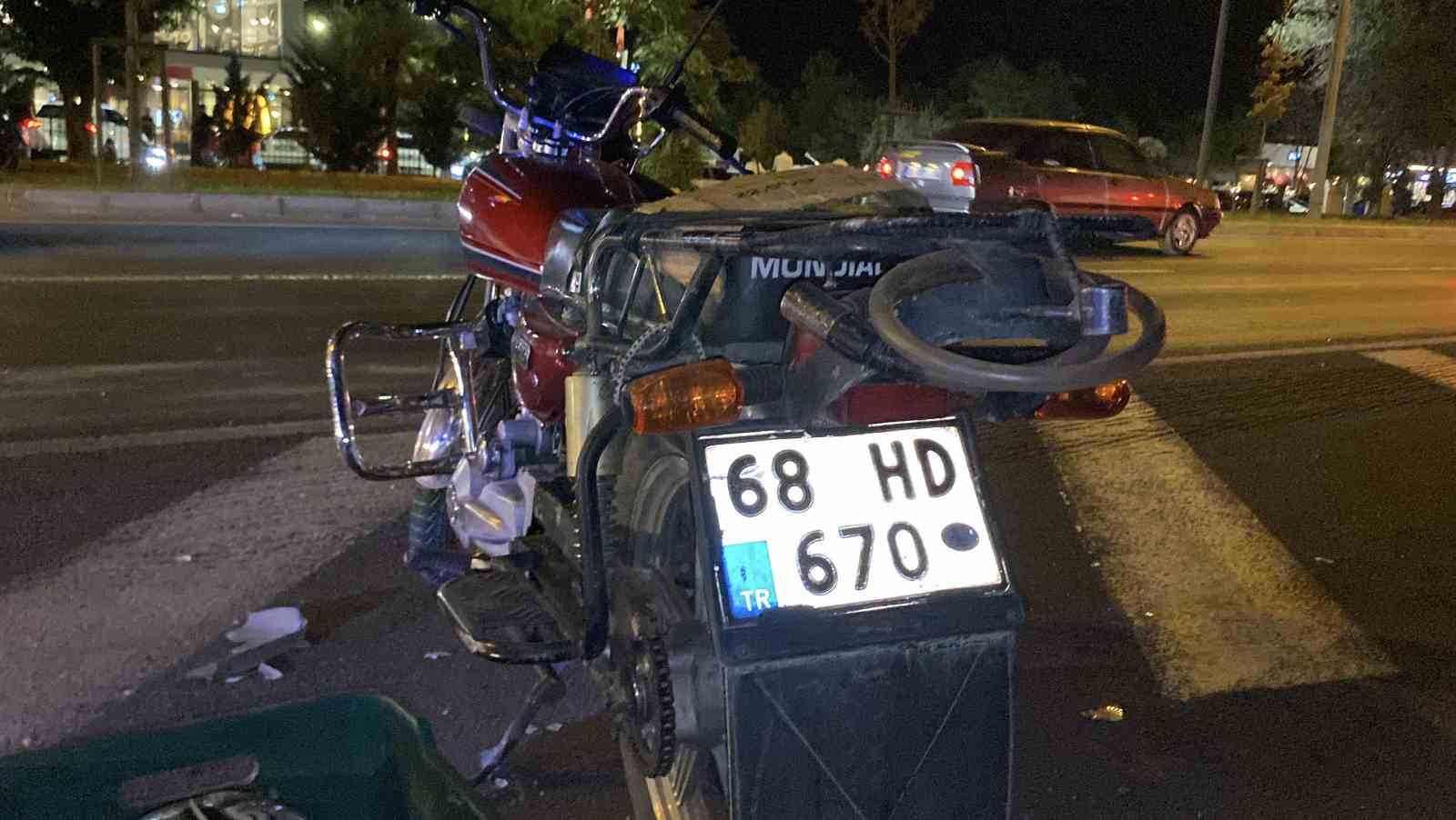 Otomobil motosiklete &ccedil;arptı: 1 yaralı
