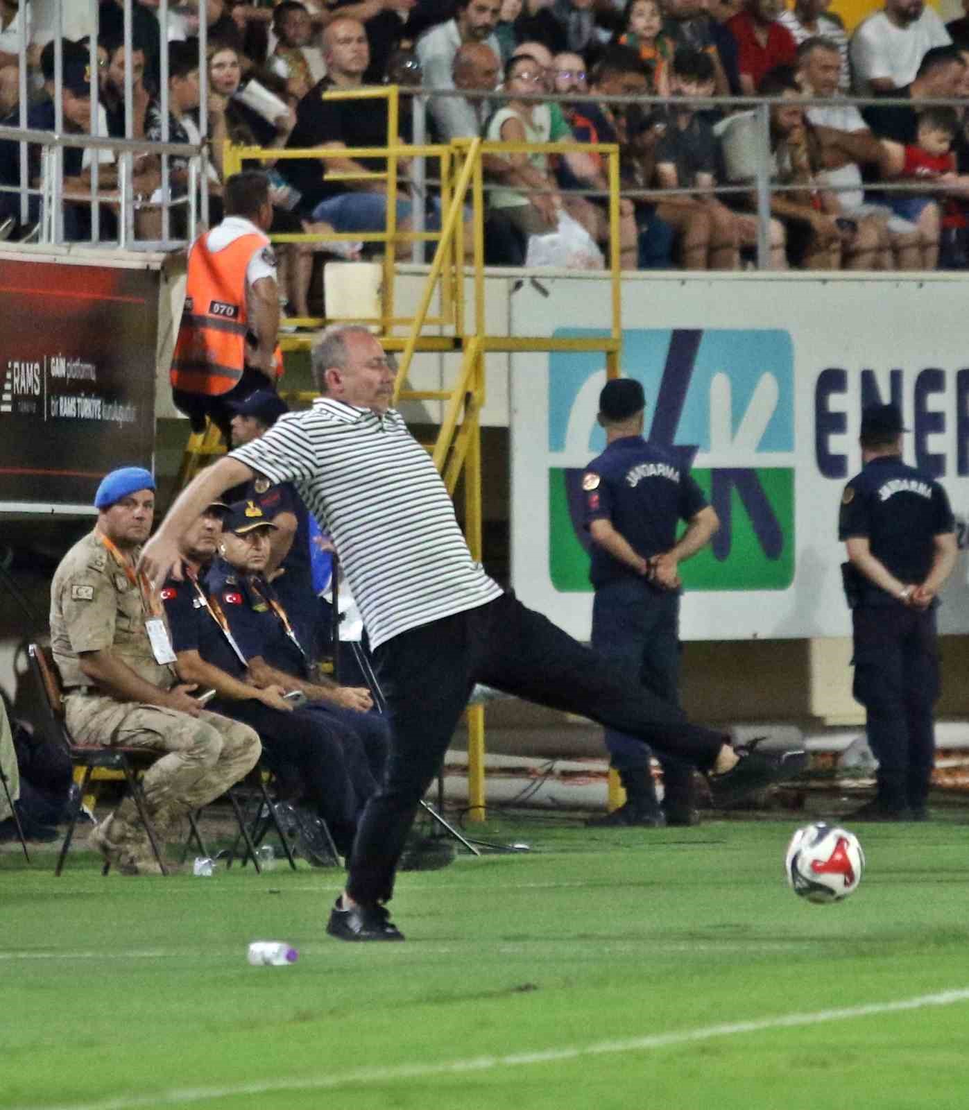 Trendyol Süper Lig: Corendon Alanyaspor: 1 - Beşiktaş 0 (İlk yarı)

