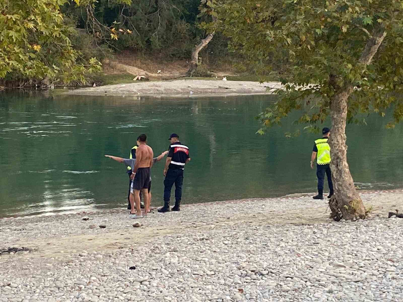 Kurtarma &ccedil;abaları sonu&ccedil; vermedi, arkadaşlarının g&ouml;zleri &ouml;n&uuml;nde hayatını kaybetti
