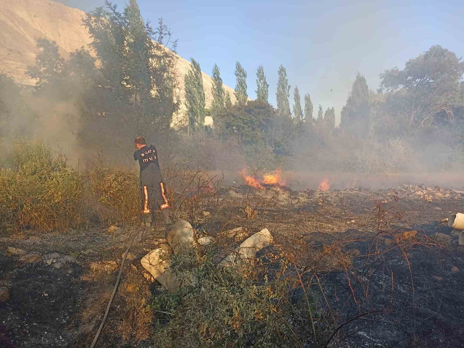 Malatya&rsquo;da bah&ccedil;e yangını
