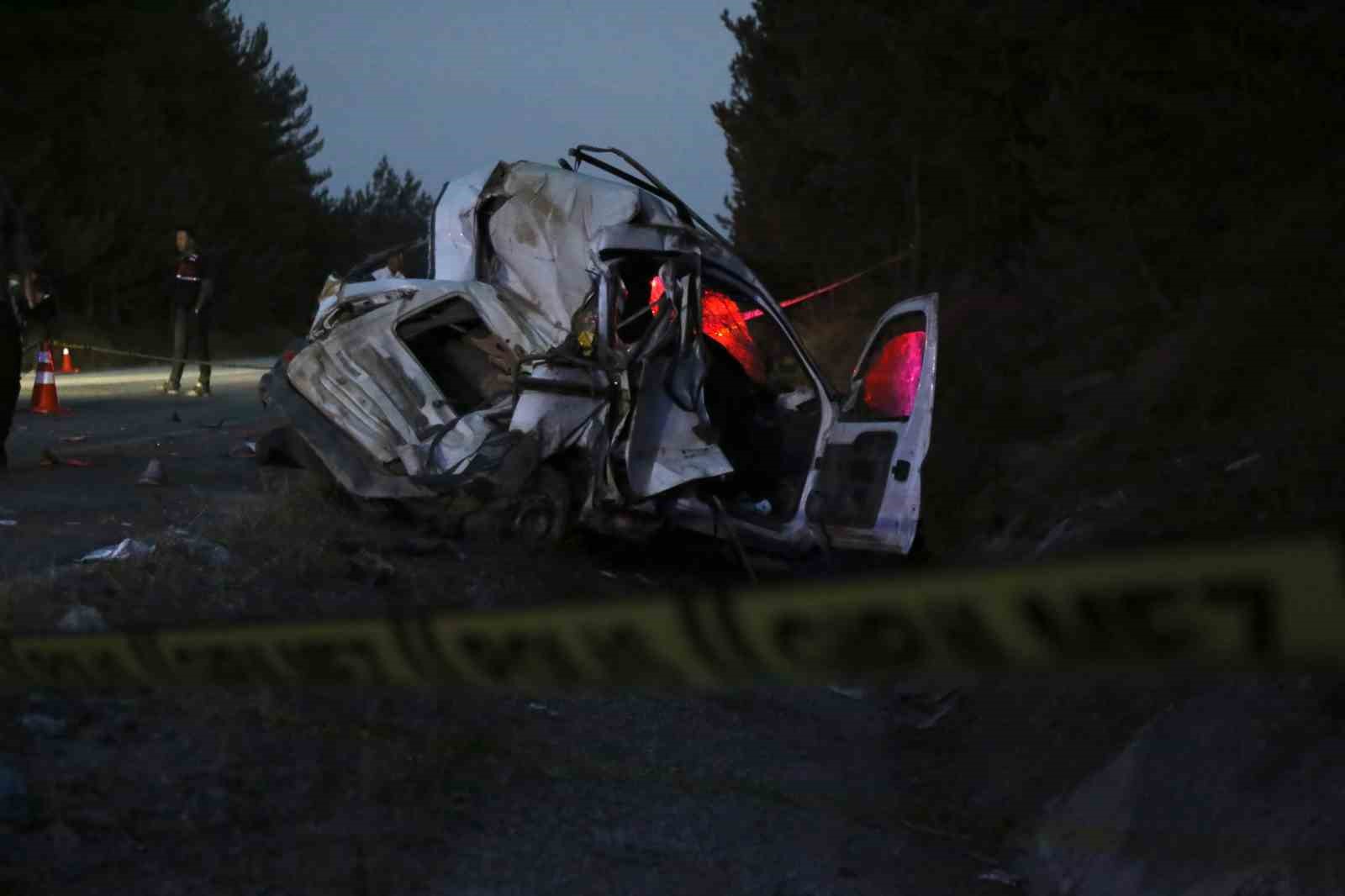 Takla atan hafif ticari araç otomobille çarpıştı: 2 ölü, 5 ağır yaralı