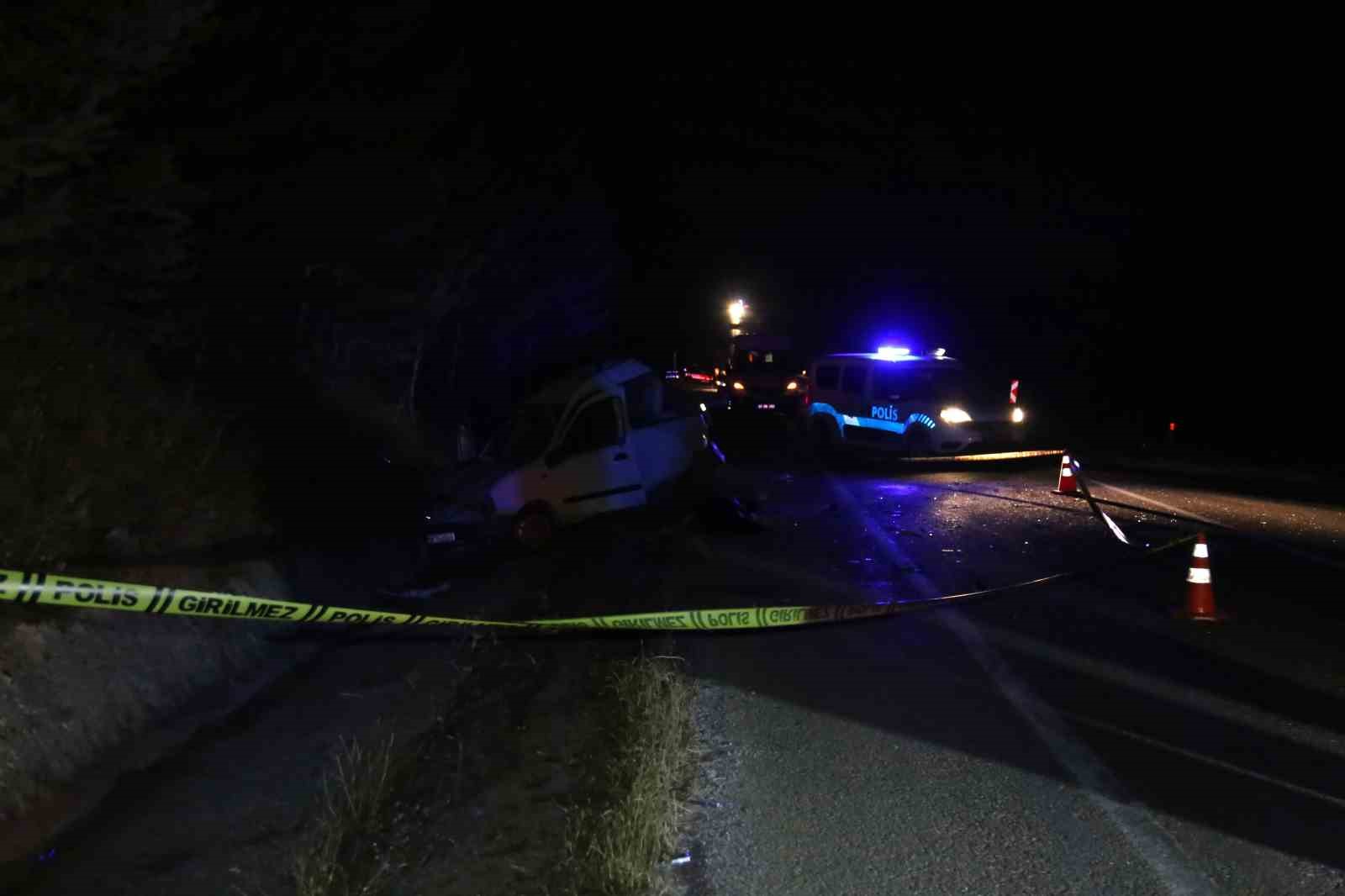 Takla atan hafif ticari ara&ccedil; otomobille &ccedil;arpıştı: 2 &ouml;l&uuml;, 5 ağır yaralı
