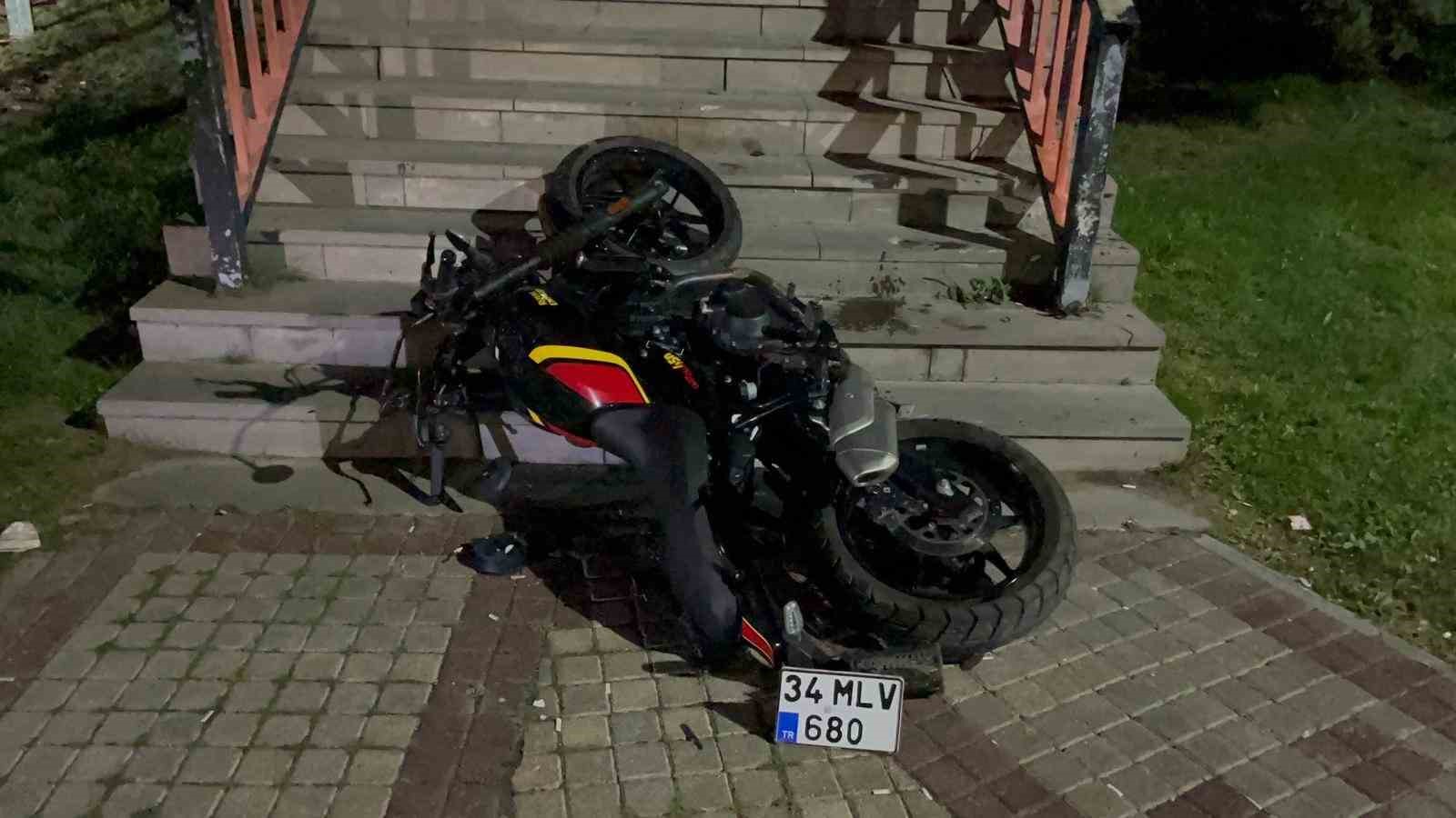 Yolun karşısına ge&ccedil;meye &ccedil;alışan yayalara motosiklet &ccedil;arptı: 1&rsquo;i ağır 4 yaralı
