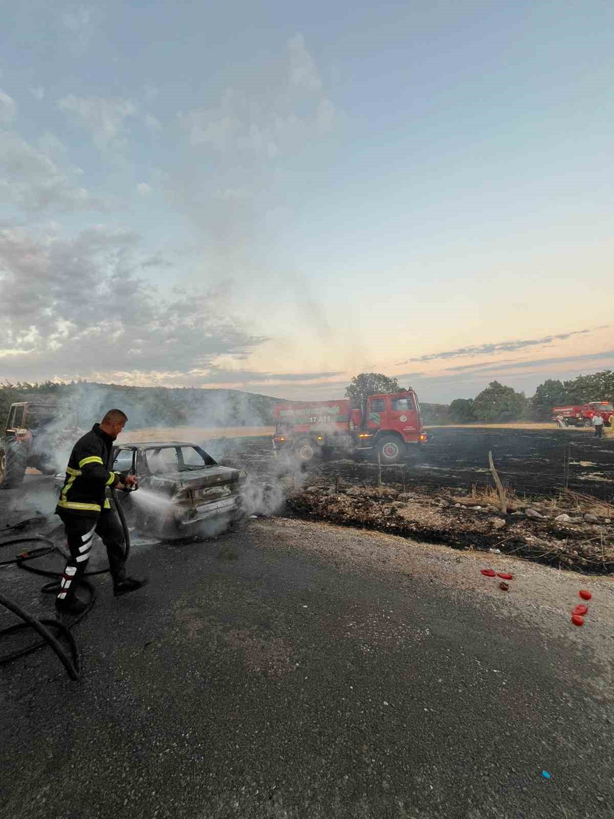 Çanakkale’de yanan araçtaki alevler tarlaya sıçradı