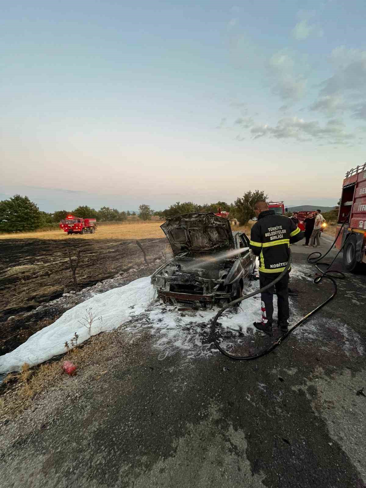 Çanakkale’de yanan araçtaki alevler tarlaya sıçradı