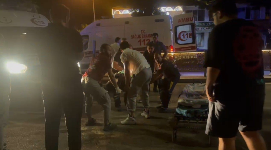 Erzincan’da motosiklet yayaya çarptı: 2 yaralı