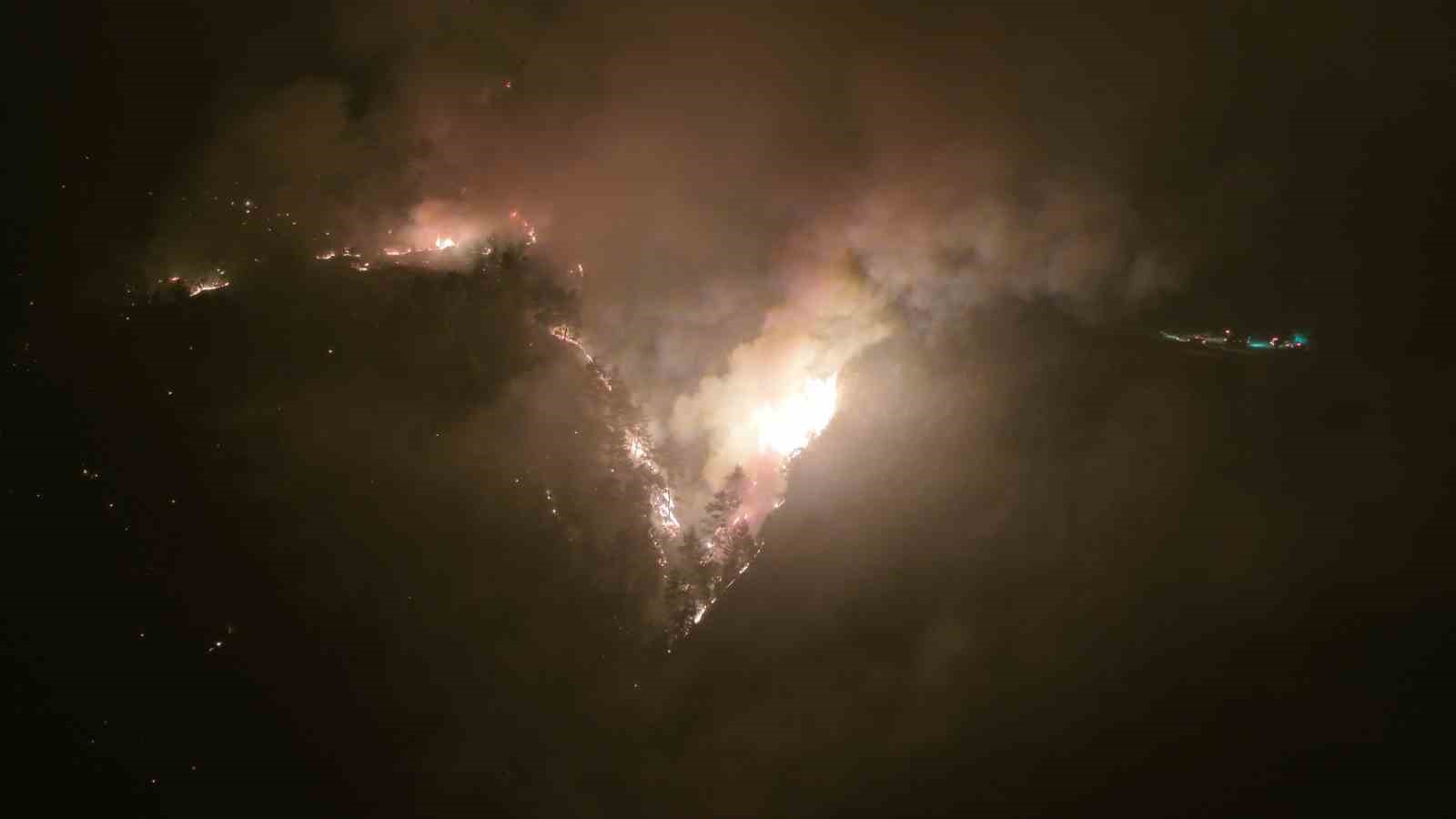 Yangının 5. gününde gece çalışmaları böyle görüntülendi