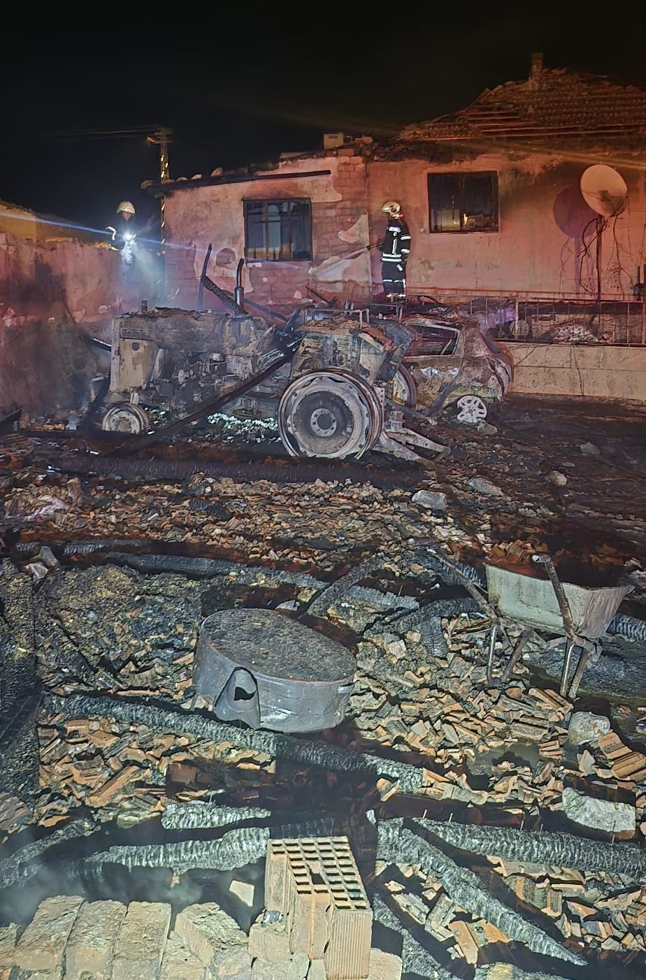 Amasya’da evin garajında çıkan yangında otomobil ve traktör kullanılmaz hale geldi
