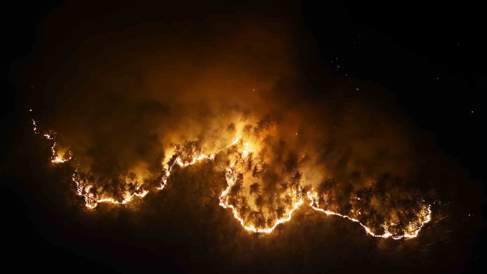 Karabük’te 12 saattir devam eden orman yangını böyle görüntülendi