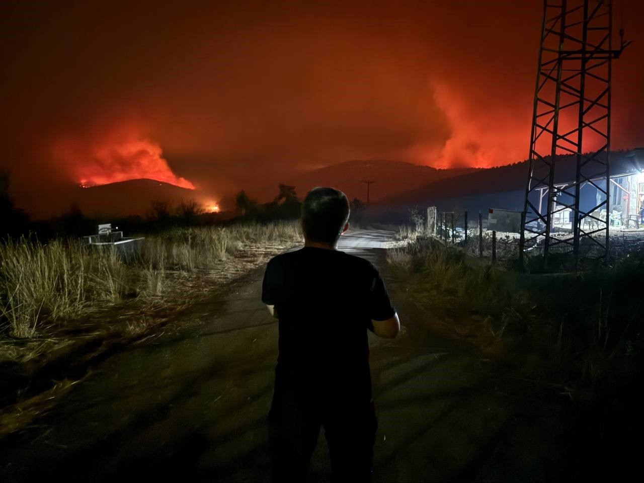 Karabük’te 12 saattir devam eden orman yangını böyle görüntülendi
