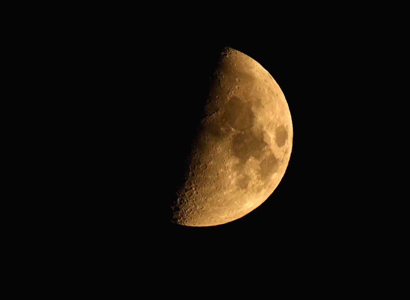 Ahlat’ta yarım ay manzarası mest etti