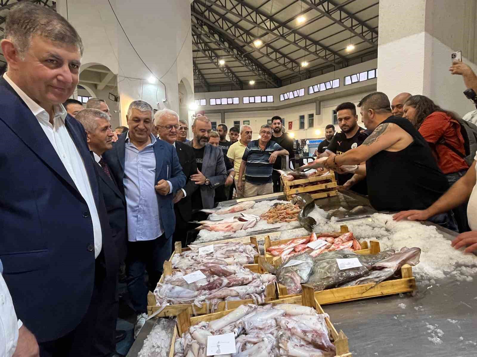 Av sezonu başladı, İzmir Balık Hali bereketle doldu
