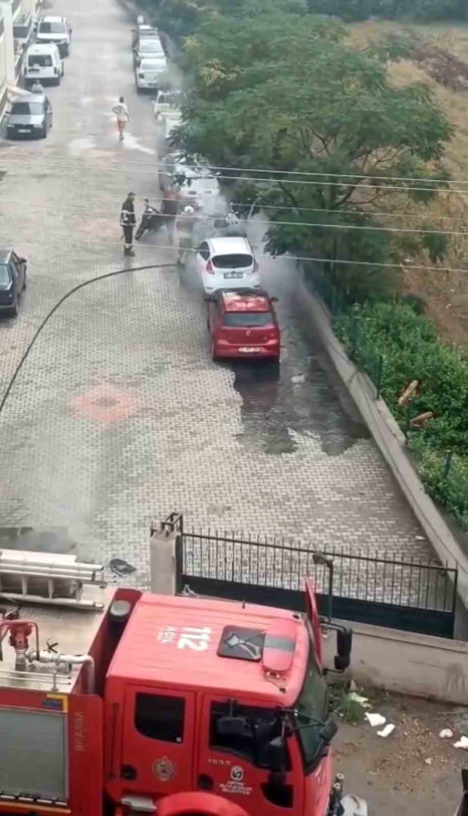 Hatay&rsquo;da park halindeki otomobil alev alev yandı
