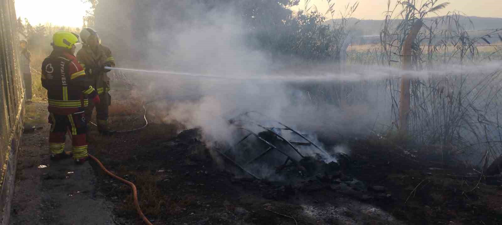 &Ccedil;&ouml;p yangını depodaki t&uuml;plere sı&ccedil;ramadan s&ouml;nd&uuml;r&uuml;ld&uuml;

