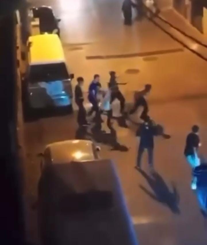 Kalabalık bir grup tarafından darp edilen gen&ccedil; esnafa sığındı
