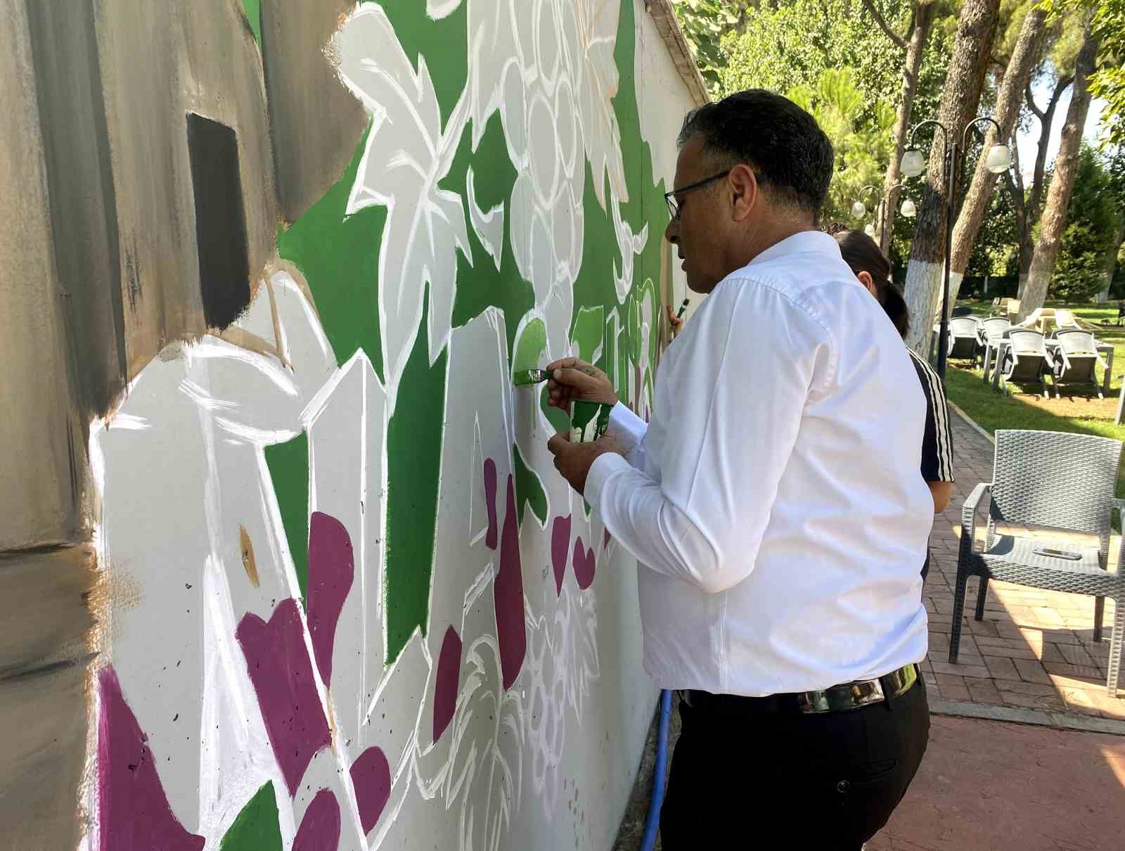 Alaşehir’i duvar resimleriyle anlattı