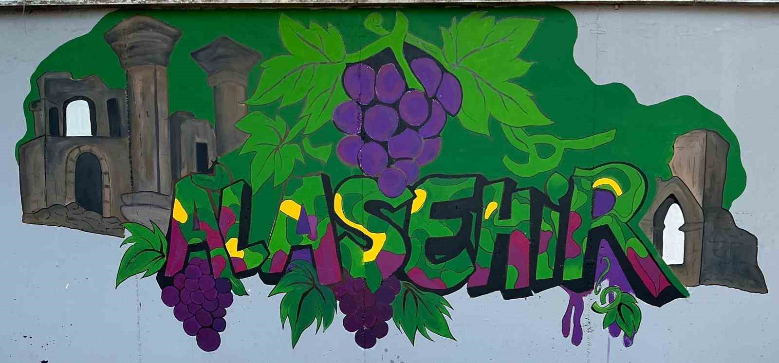 Alaşehir&rsquo;i duvar resimleriyle anlattı
