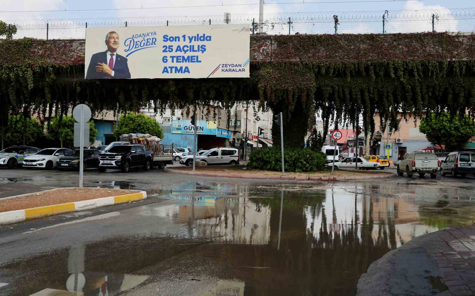 Su borusu patladı, cadde göle döndü