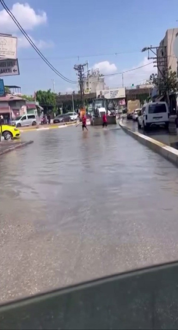 Su borusu patladı, cadde göle döndü