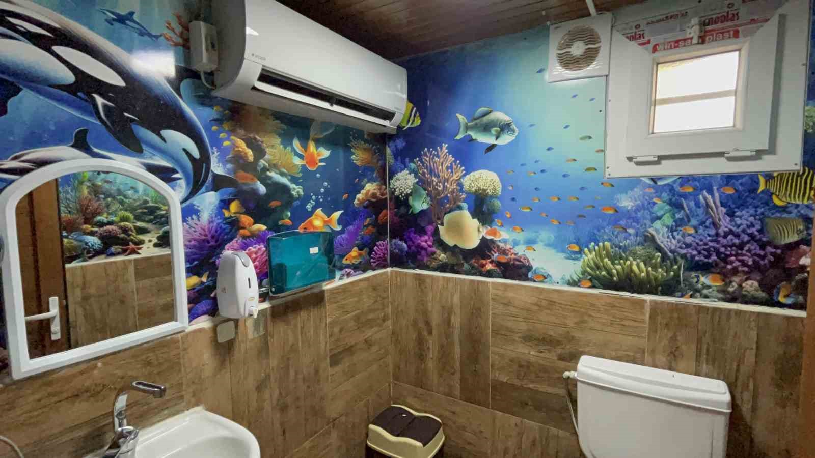 Kavurucu sıcağa karşı işletmesinin 2 bu&ccedil;uk metrekarelik tuvaletine klima taktırdı
