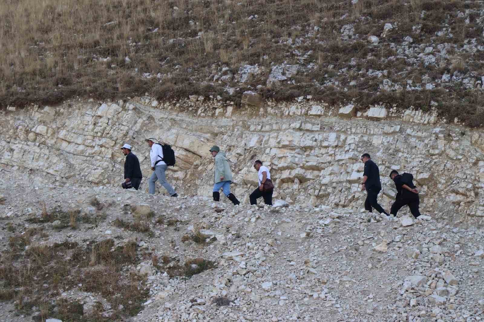 3 bin 50 rakımlı zirveye zorlu yürüyüş