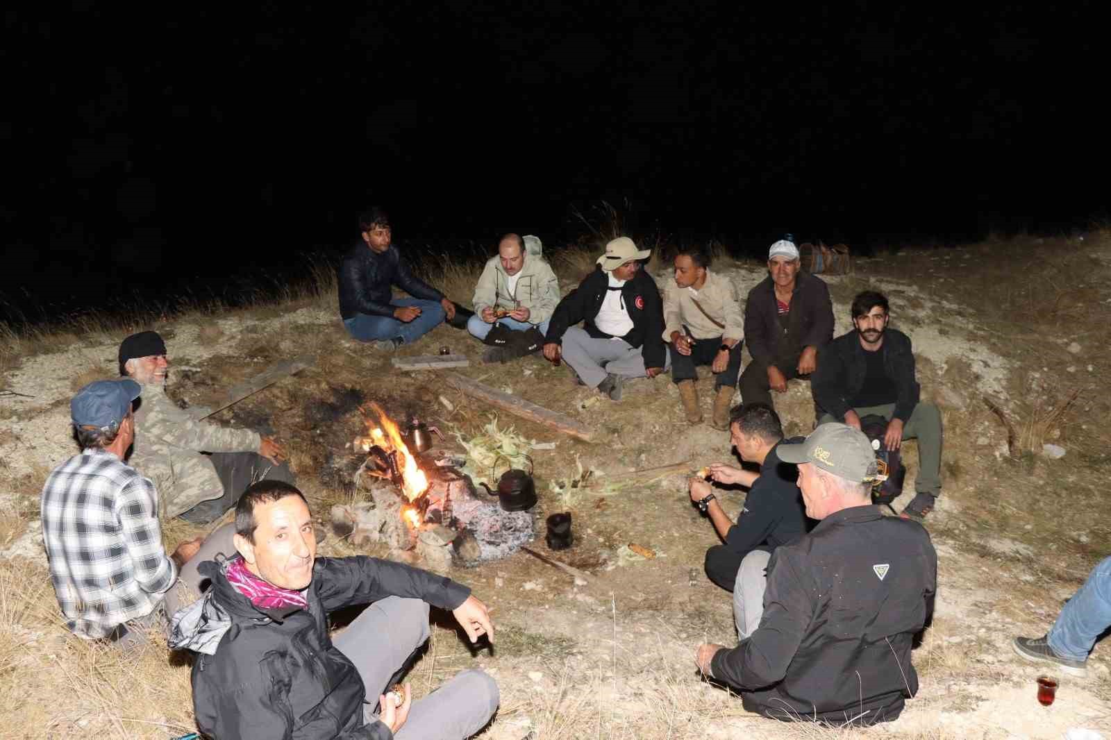 3 bin 50 rakımlı zirveye zorlu y&uuml;r&uuml;y&uuml;ş
