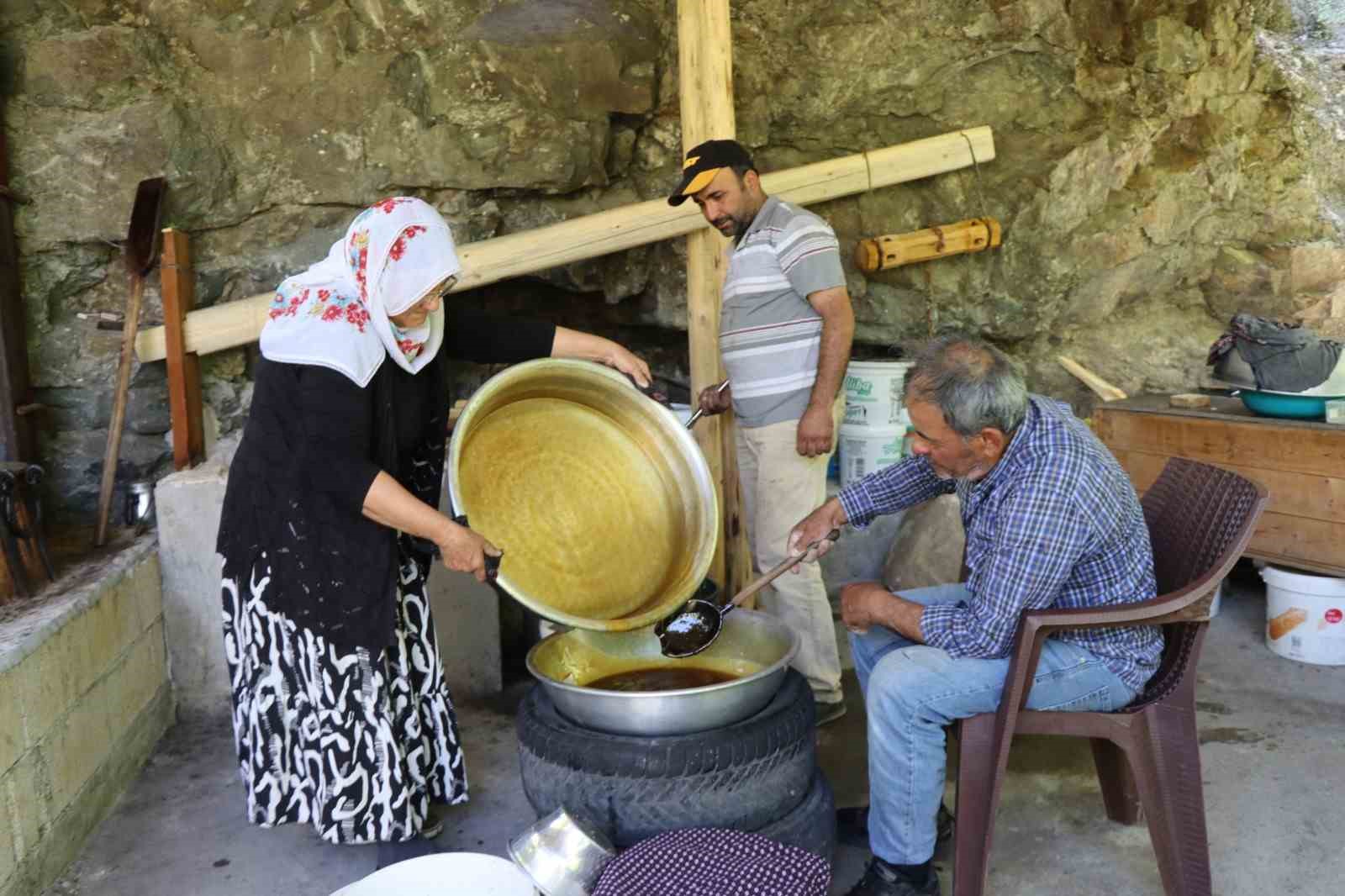 Karnavas’ta geleneksel yöntemler dut pekmezi