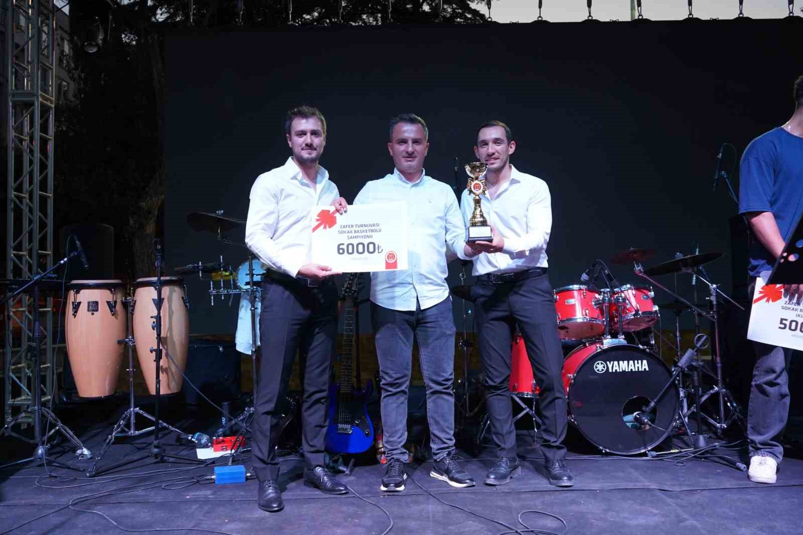 Zafer Turnuvası şampiyonları &ouml;d&uuml;l ve kupalarını aldı
