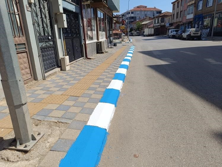 Pazaryeri kaldırımlarına mavi-beyaz dokunuş