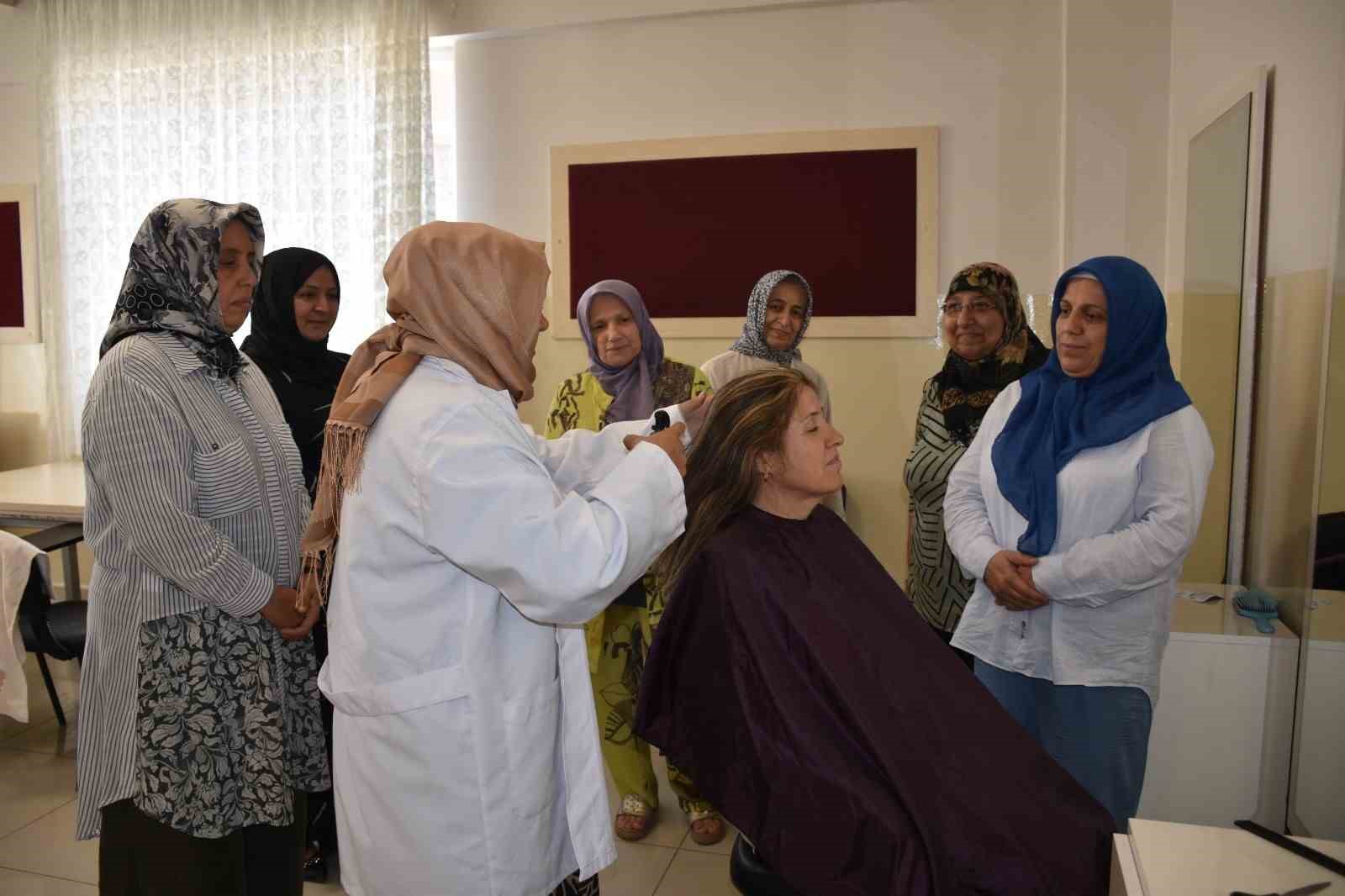 Gaziantep’te kadınlar Binevler Sosyal Tesisi’nde meslek öğreniyor