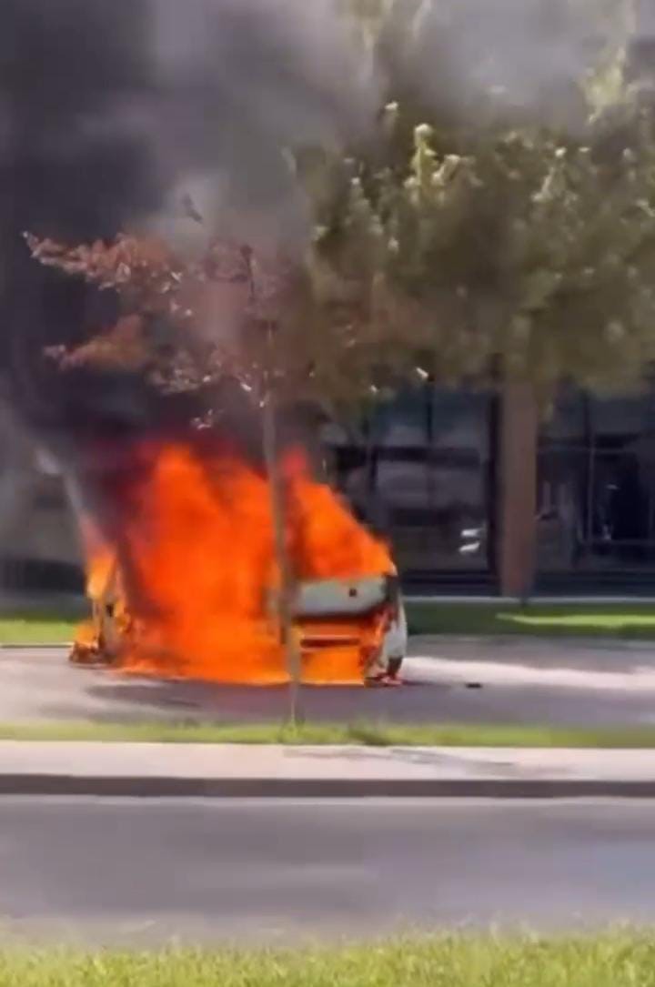 Bursa&rsquo;da park halindeki otomobil alev topuna d&ouml;nd&uuml;

