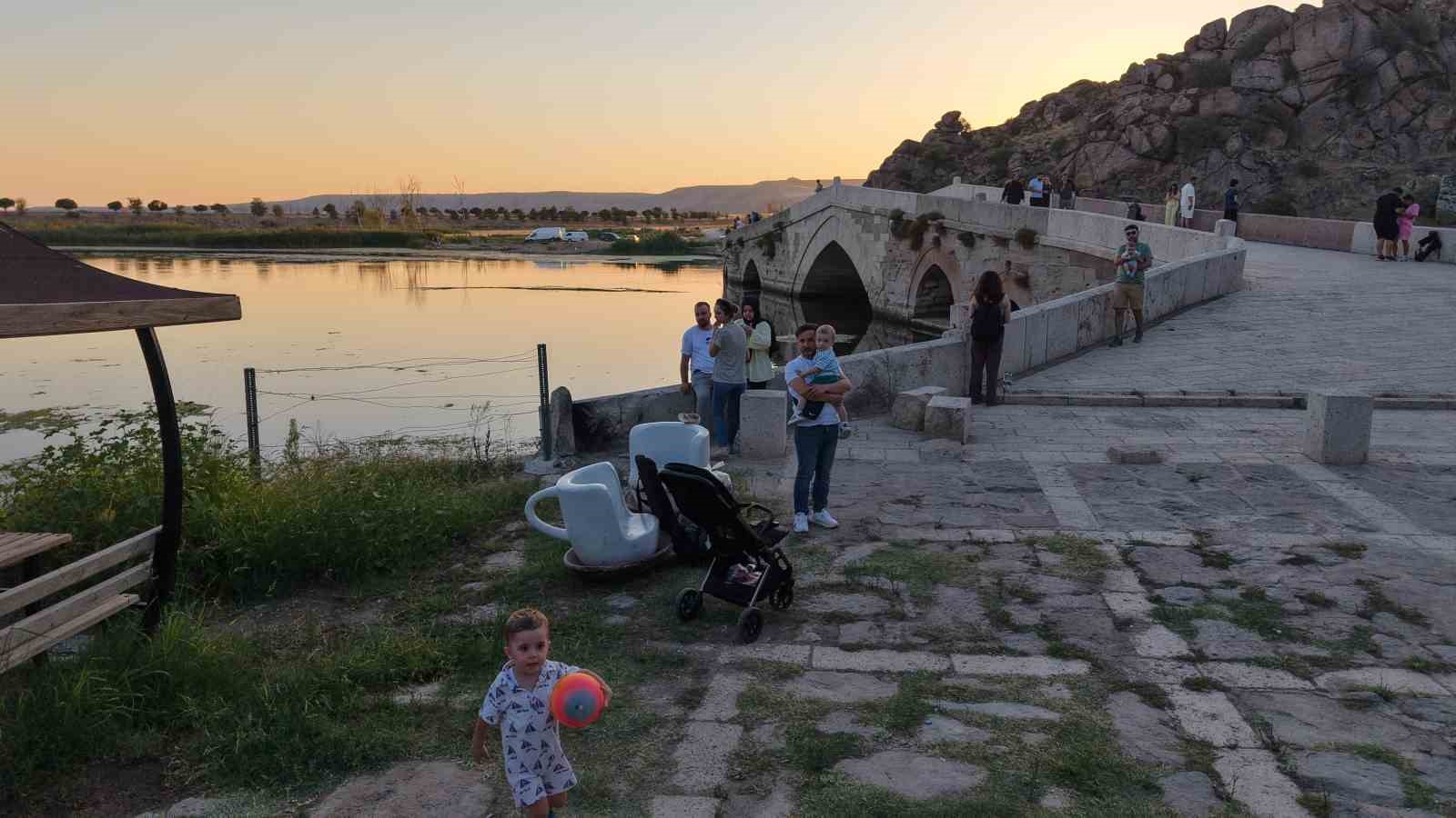 Bozkırın kalbinde huzur dolu tekne turu: Tarih ve doğayla i&ccedil; i&ccedil;e bir yolculuk
