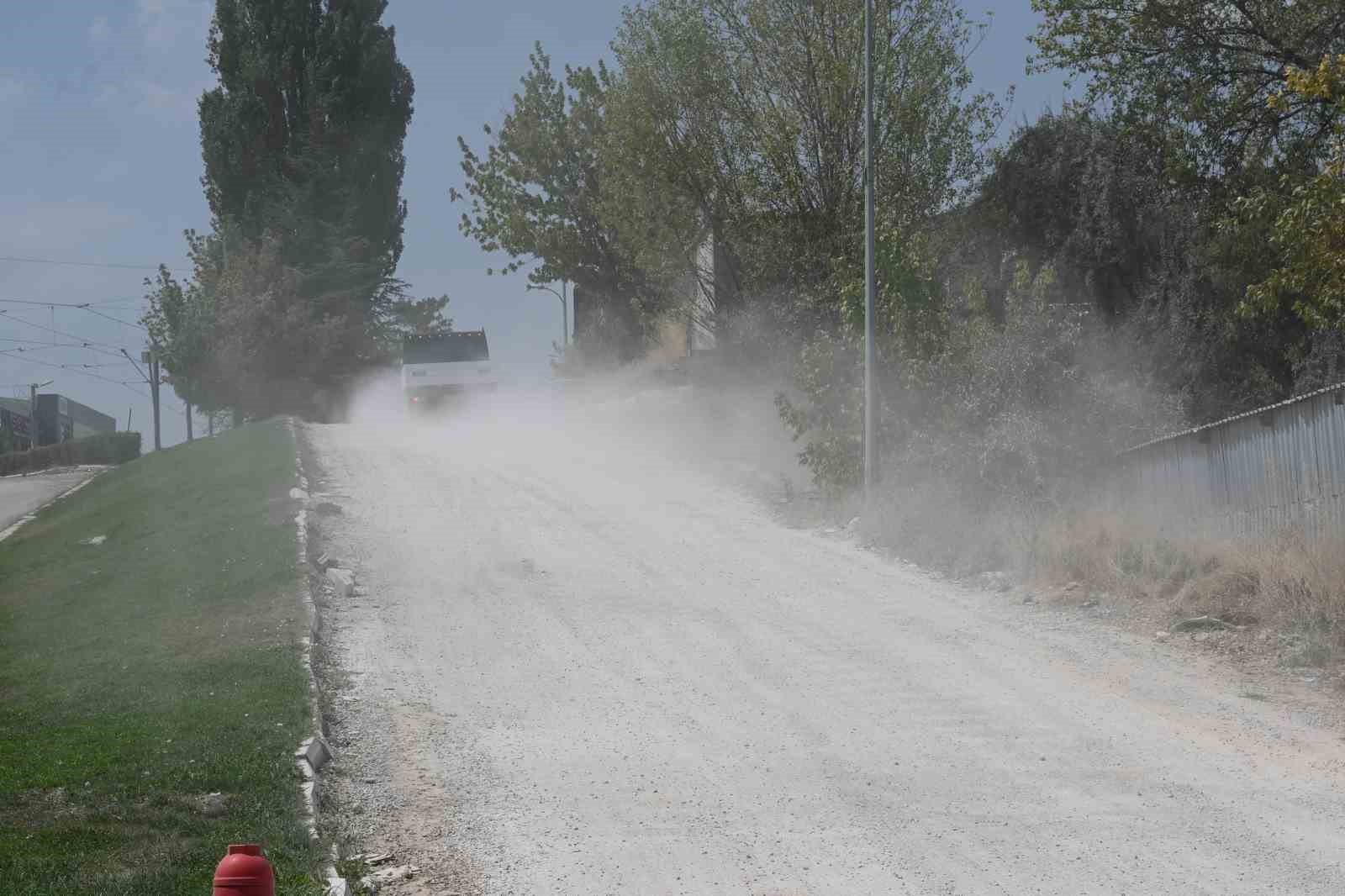 (ÖZEL) Baksan’daki alt yapı çalışmaları sonrası yollar toz duman