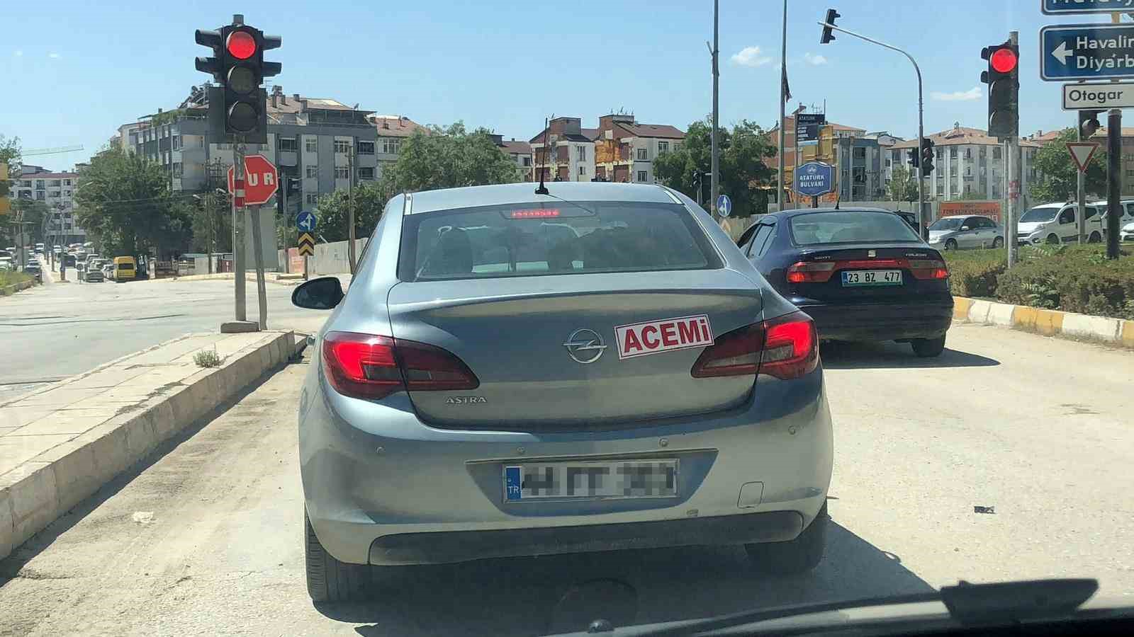 Aracının arkasına &lsquo;acemi&rsquo; yazıp trafiğe &ccedil;ıktı
