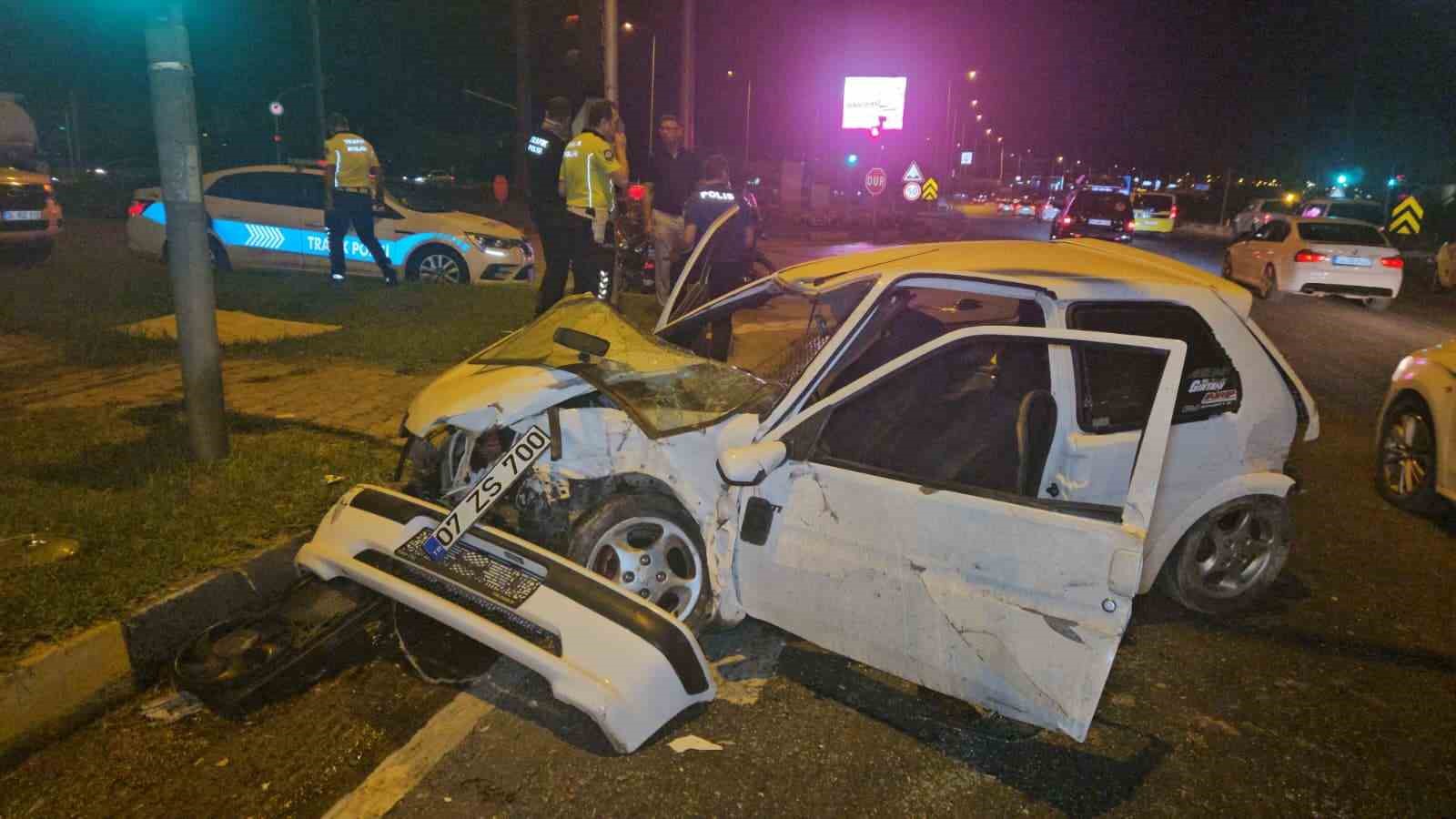 Antalya’da iki araç kavşakta çarpıştı: 1’i ağır 4 yaralı