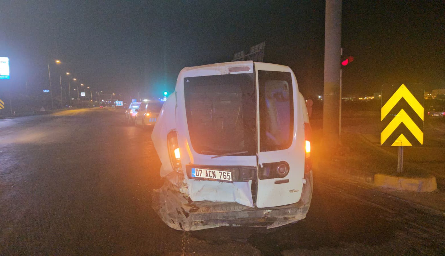 Antalya’da iki araç kavşakta çarpıştı: 1’i ağır 4 yaralı