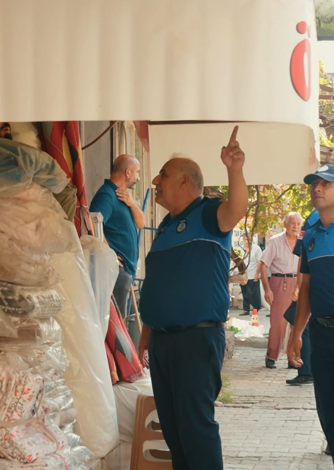 Kozan Belediyesi kaldırımları işgal edenlere ceza yazdı
