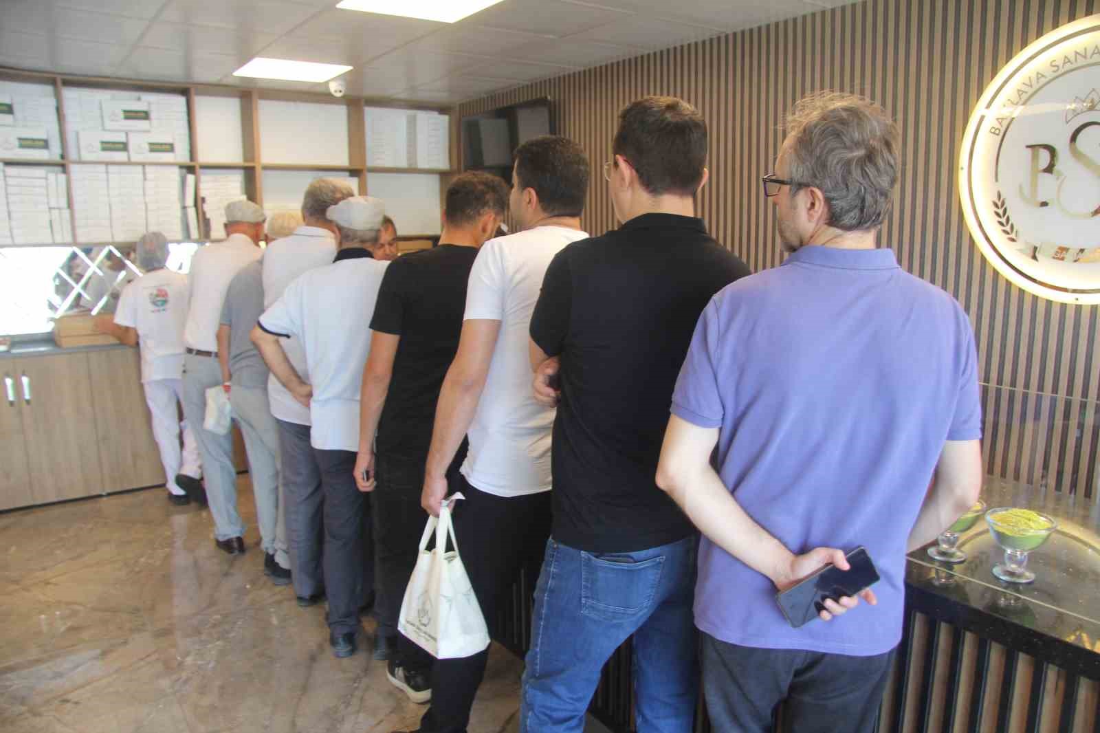 &Ouml;ğrencilerin uygun fiyata &uuml;rettiği baklava i&ccedil;in sıraya giriyorlar
