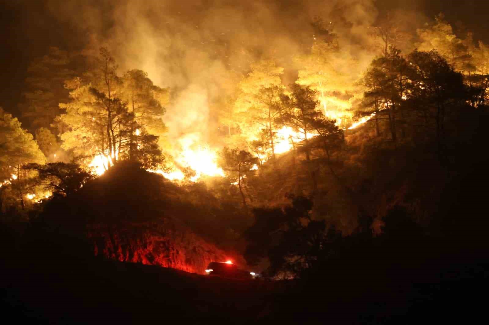 Buharkent&rsquo;i de etkileyen yangını s&ouml;nd&uuml;rme &ccedil;alışmaları s&uuml;r&uuml;yor
