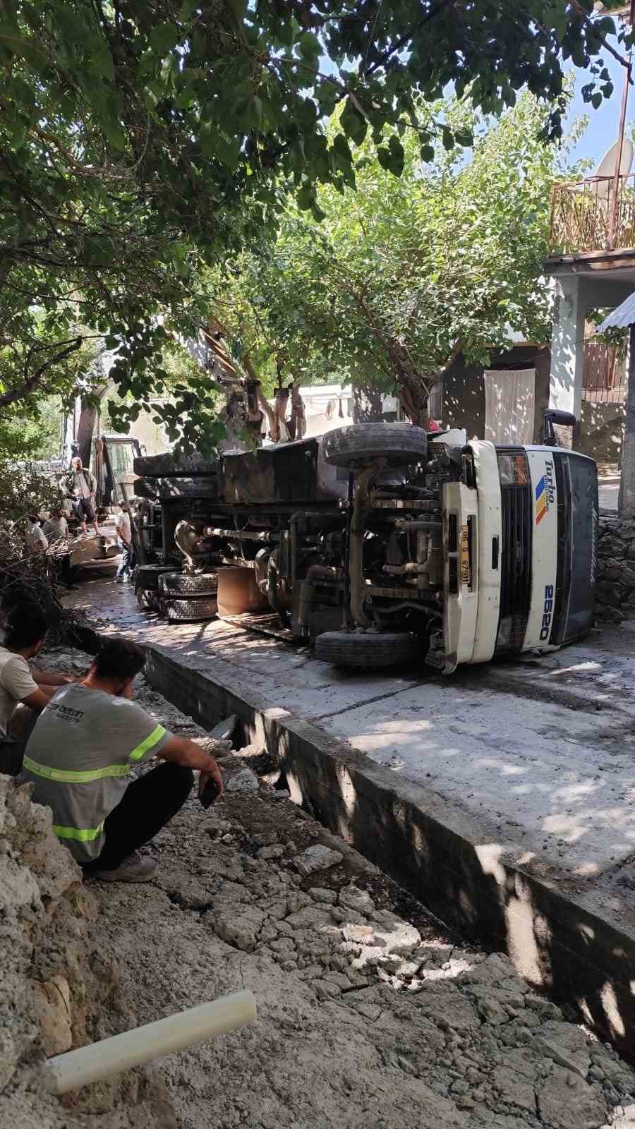 Elazığ’da su tankeri devrildi: 1 yaralı