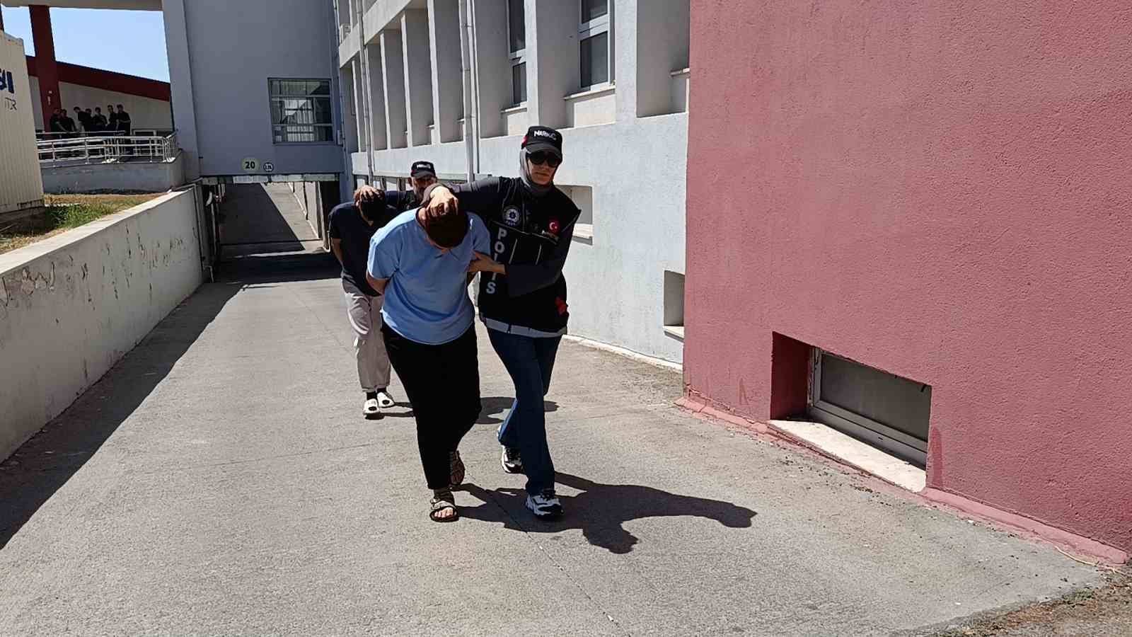 Araçta 5 kilo esrar ile yakalandılar: ’’Haberimiz yok’’ savunması yaptılar