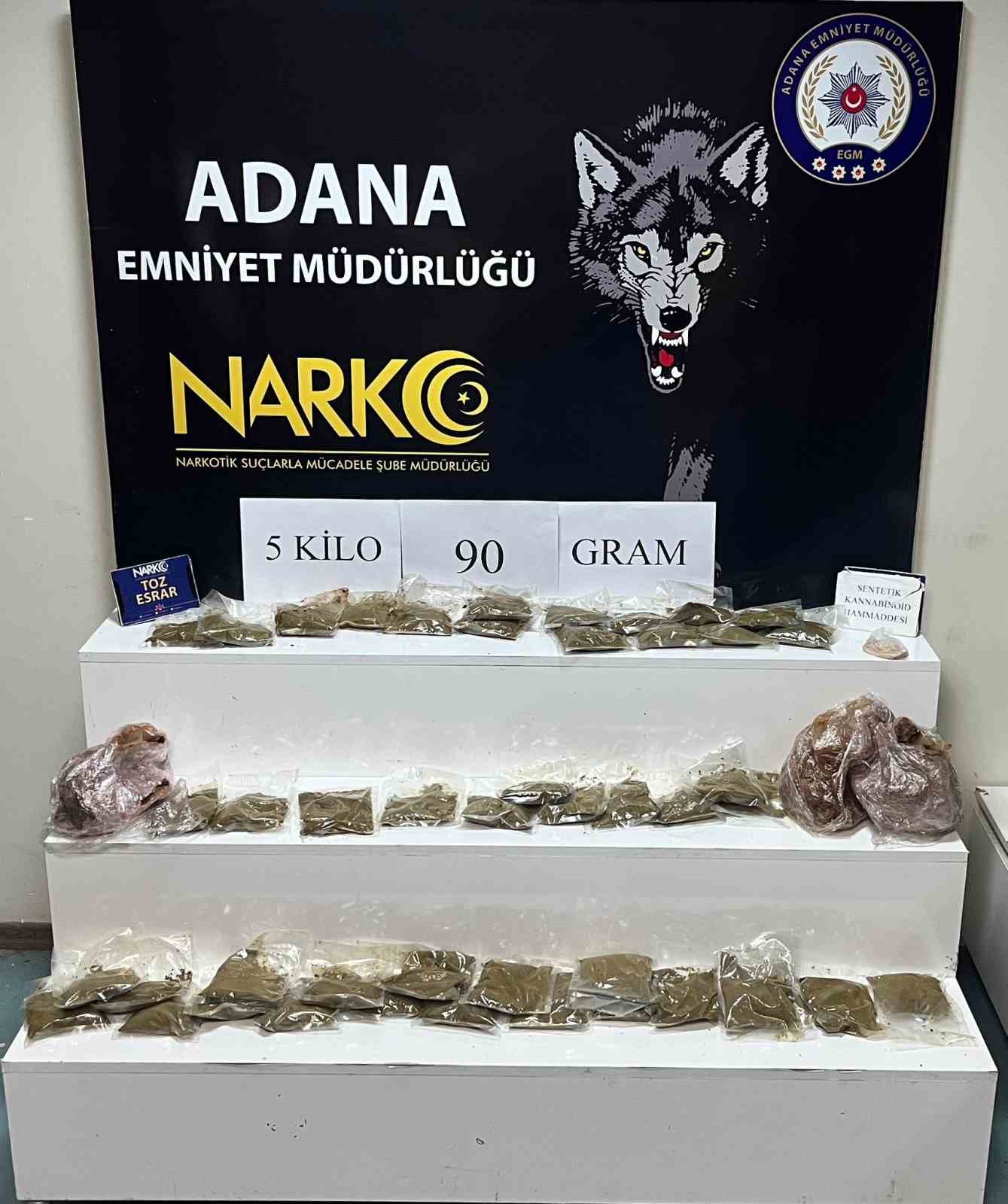 Ara&ccedil;ta 5 kilo esrar ile yakalandılar: &rsquo;&rsquo;Haberimiz yok&rsquo;&rsquo; savunması yaptılar
