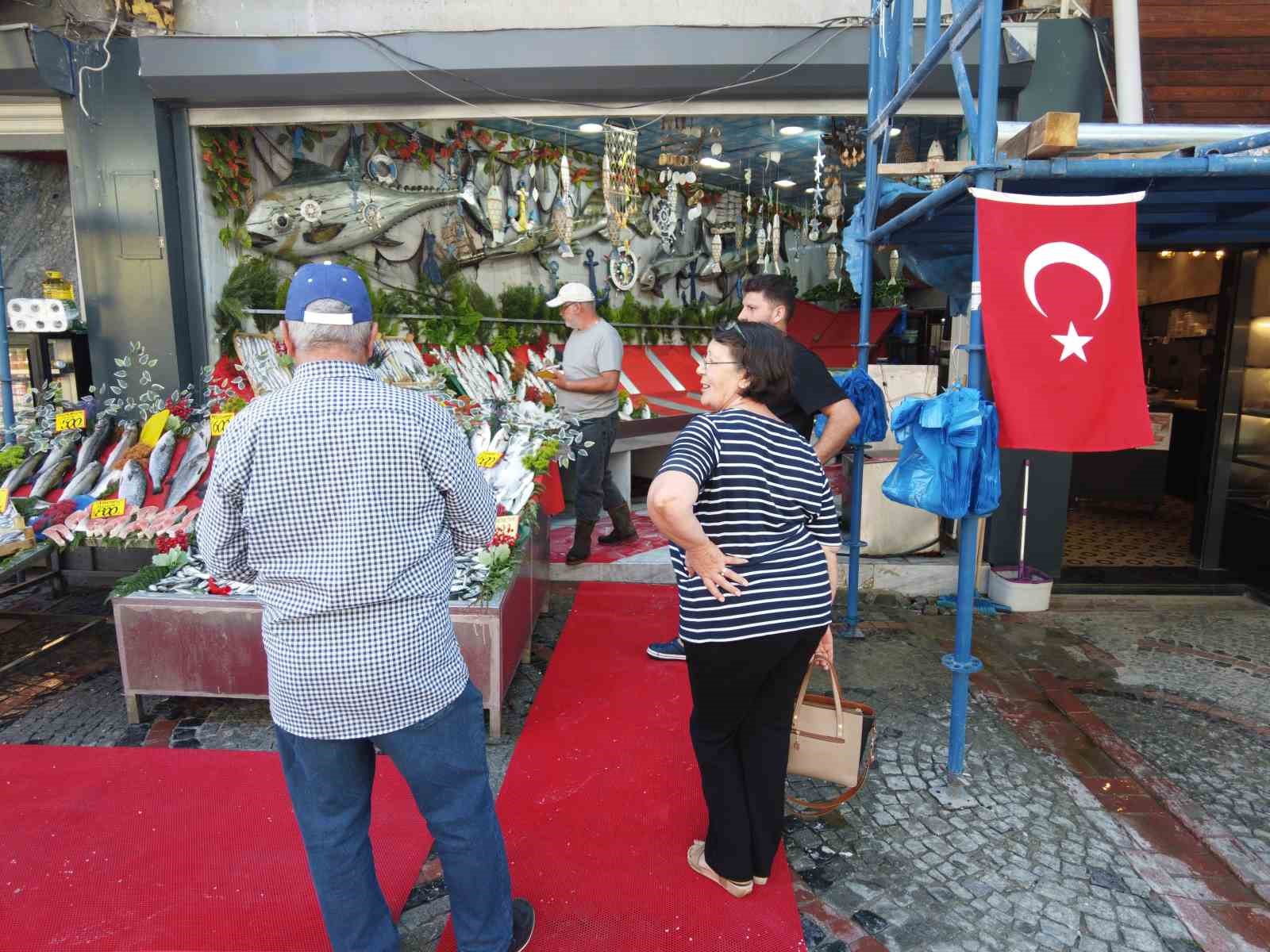 Av yasağının kalkmasıyla balık tezgahları şenlendi
