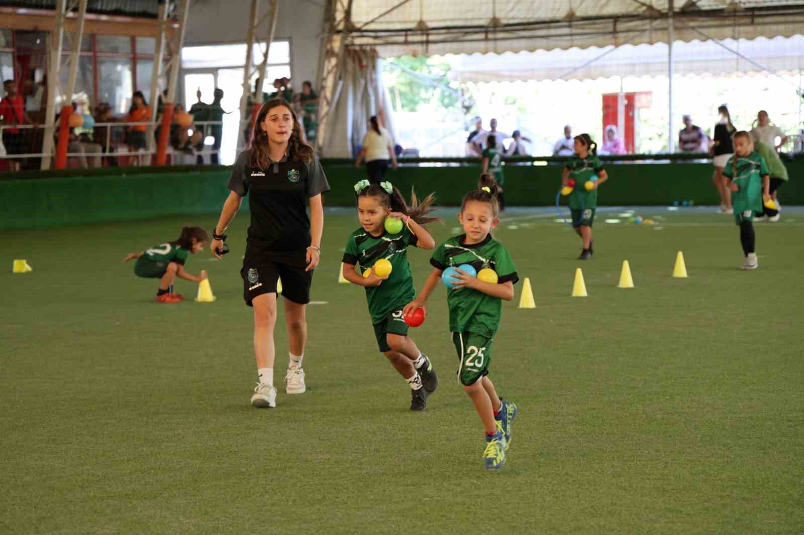 Kadın futboluna tam destek