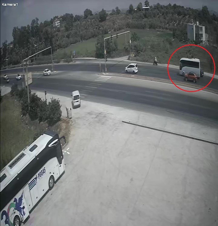 Kırmızı ışıkta duran ara&ccedil;lara &ccedil;arpmamak i&ccedil;in otomobilini şarampole s&uuml;rd&uuml;
