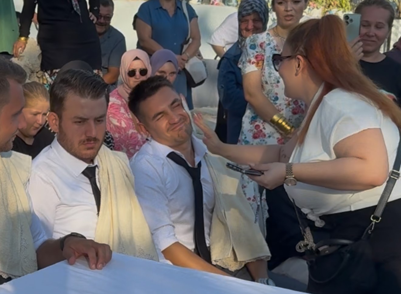 Y&uuml;z yıllık d&uuml;ğ&uuml;n geleneği, para verip damada tokat atıyorlar
