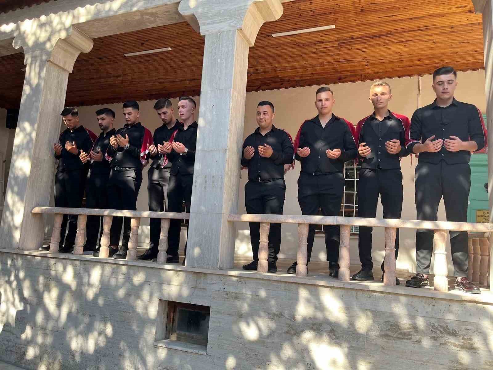 Erkmen&rsquo;de geleneksel asker helalleşmesi programı d&uuml;zenlendi
