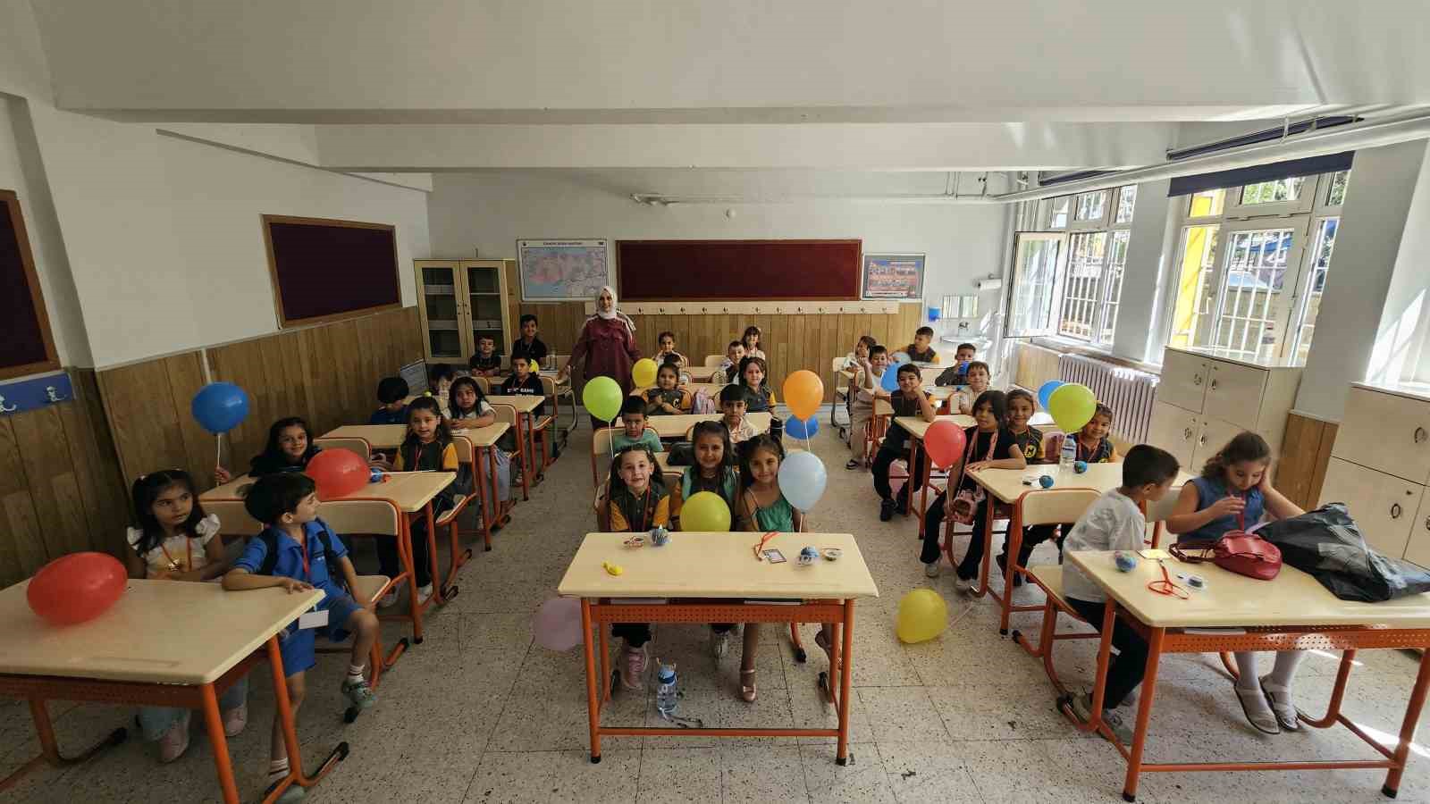 Uyum haftası başladı, okullar öğrencilerin sesleri ile yankılandı